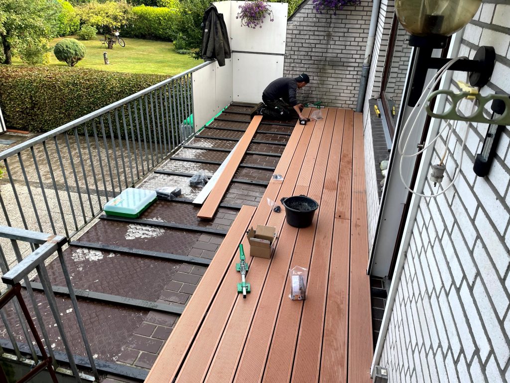 arbeiten an terasse neue Dielen werden verlegt