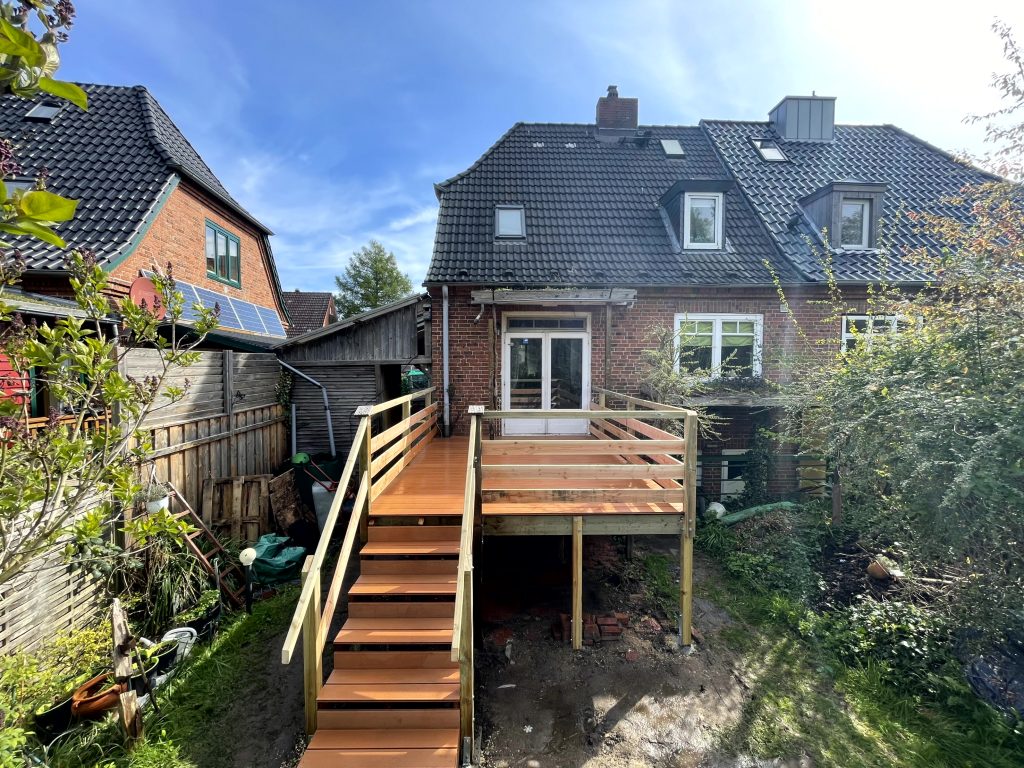 Holzterrasse auf Balken fertig