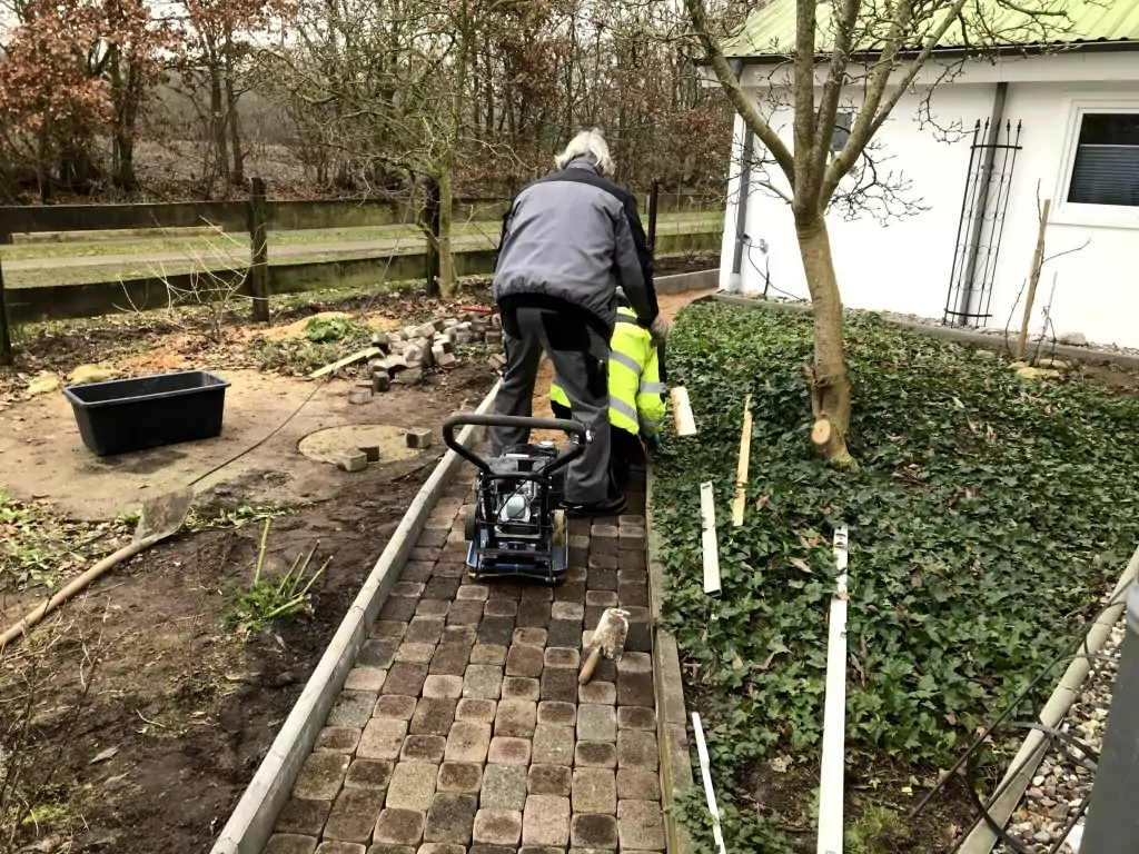 Boden verdichten Weg pflastern
