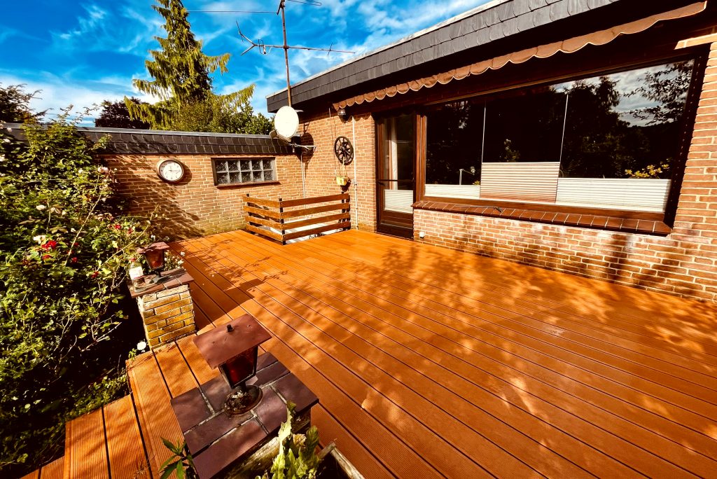 Fertige Holzterrasse - Warm und gemütlich