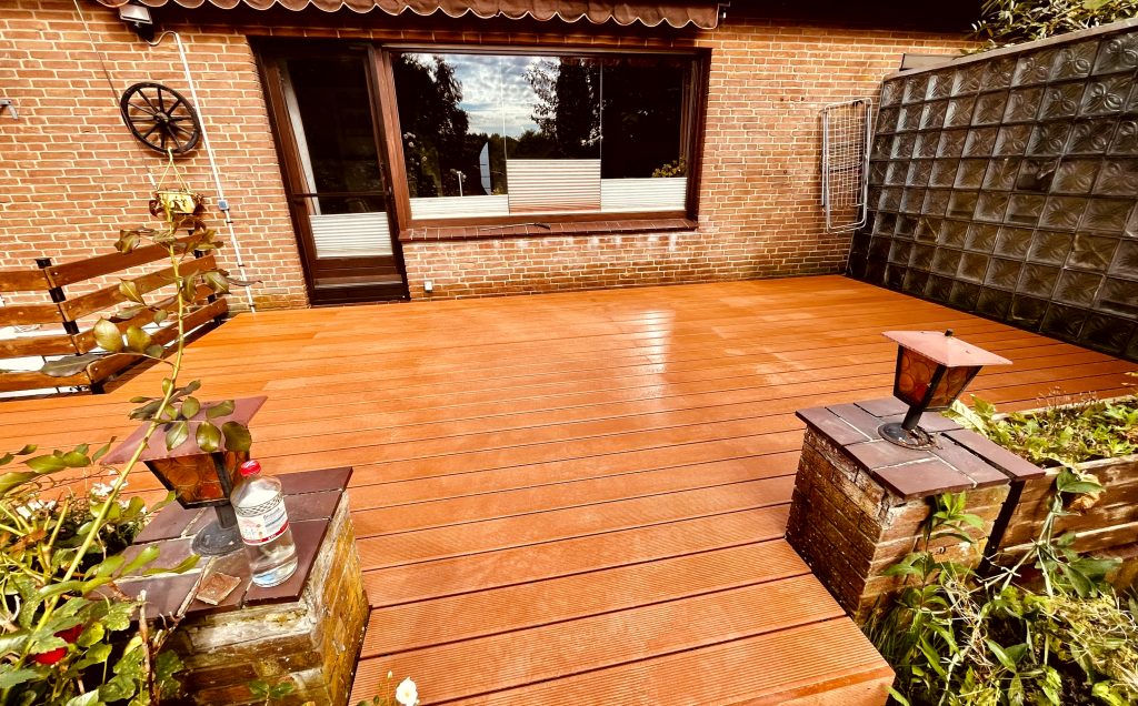 Holzterrasse vor Fensterfront