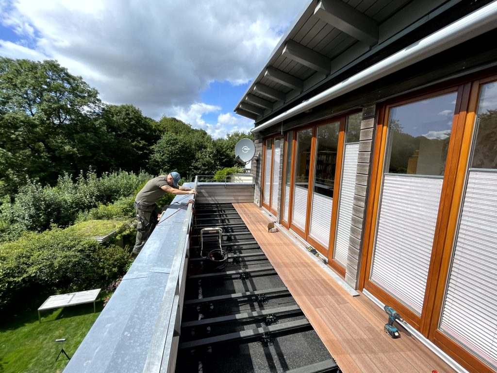 holzdielen auf unterkonstruktion-balkon