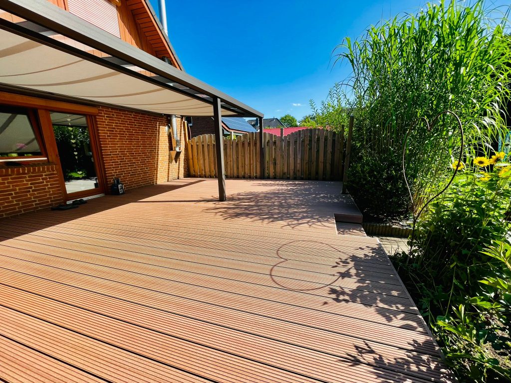 holzterrasse-mit-ueberdachung-fertig