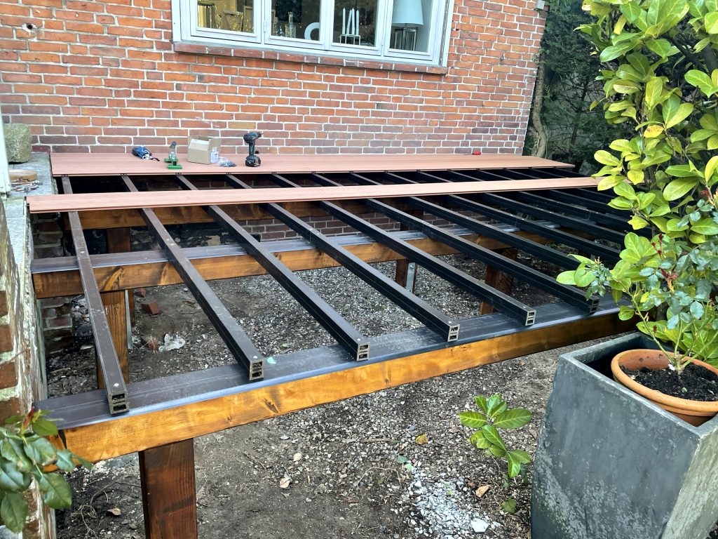 unterkonstruktion-holzterrasse-an-haus